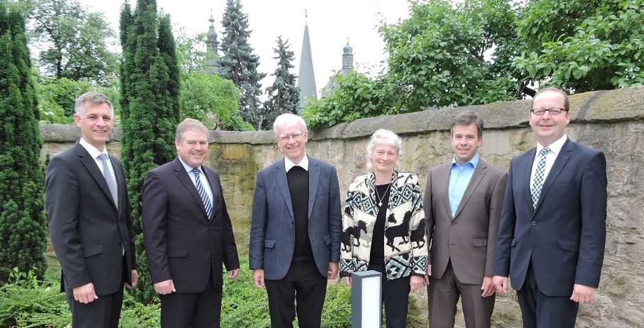 Aufeinander eingespielte Energie-Partner (von links):  Gerhard Stanke (Finanzdirektor des Bistums Fulda), Klaus Moll (Vertriebsleiter der RhönEnergie Fulda), Generalvikar Prälat Prof. Dr. Gerhard Stanke, Dr. Beatrice van Saan-Klein (Umweltbeauftragte des Bistums), Hubert Halbleib, Finanzabteilung des Generalvikariats (u. a. zuständig für den Stromeinkauf) und Thomas Licht (Geschäftskundenvertrieb der RhönEnergie Fulda)